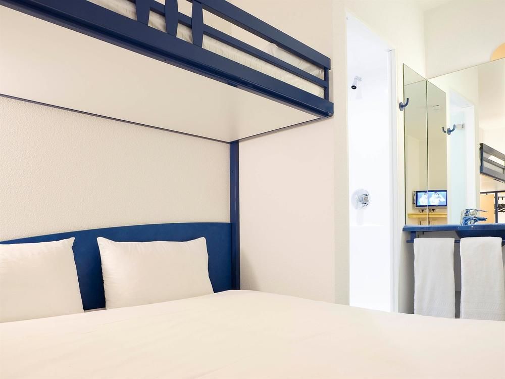 Отель Ibis Budget Rennes Route De Saint Malo Montgermont Экстерьер фото